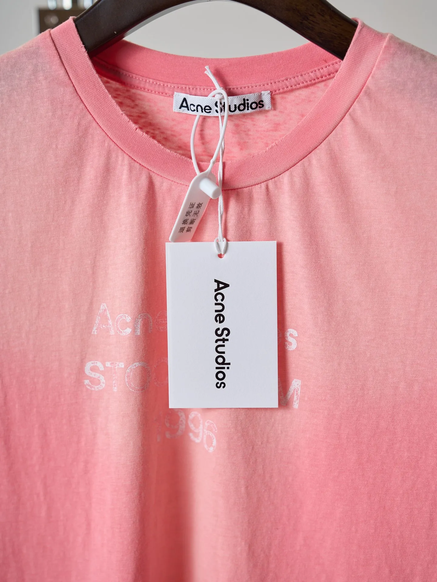 [Realistic hanging auction] Acne Studios spray-painted distressed logo short-sleeves (women's style) [In Stock] S M L custom cloud velvet ski-like cotton, smooth drape, delicate and breathable. The soft peach powder is used as the base of the body and slowly spreads, and the retro letter print quietly falls on the body, giving it a relaxed and lazy Korean atmosphere. The Acne Studios logo graphic embellishes the chest, highlighting the brand's appeal. The frayed cuffs and hem add a casual street vibe. The short, slightly slimmed fit outlines the waistline just right, welding looseness and delicateness to the body, making Versatile effortlessly elegant. 1 Glue printing uses glue liquid paint to print patterns on fabrics, and bakes the fabric to fix the printed patterns. 2. Gradient distressed spray paint. By spraying dyes of different colors on the surface of the fabric, the clothes can show rich color changes under different lights and increase the visual layering. 3. Positioning and wear-and-tear. Many places on the garment body are regularly positioned and worn manually. Manual brush marks are added to add texture and depth to the surface of the clothing to imitate the texture of natural wear and tear. 2. Enzyme washing treatment: The fabrics have been fermented and washed to give them a better feel and texture. They are not easy to deform, shrink or fade. They maintain long-term beauty and fit.